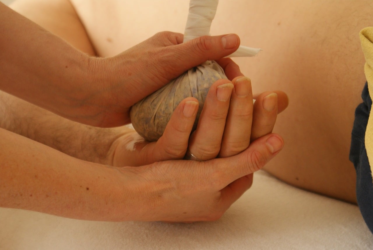Kräuterstempelmassage